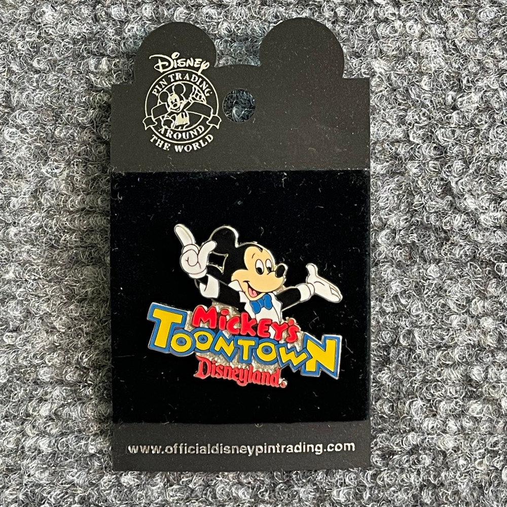 Disney Pin Trading Mickey Mouse Toontown Disneyland Enamel Pin New on Card